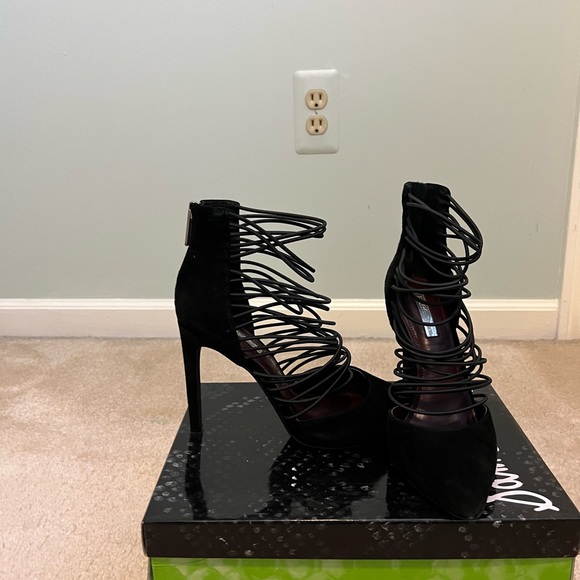 BCBG pointy toe heel - Picture 2 of 5